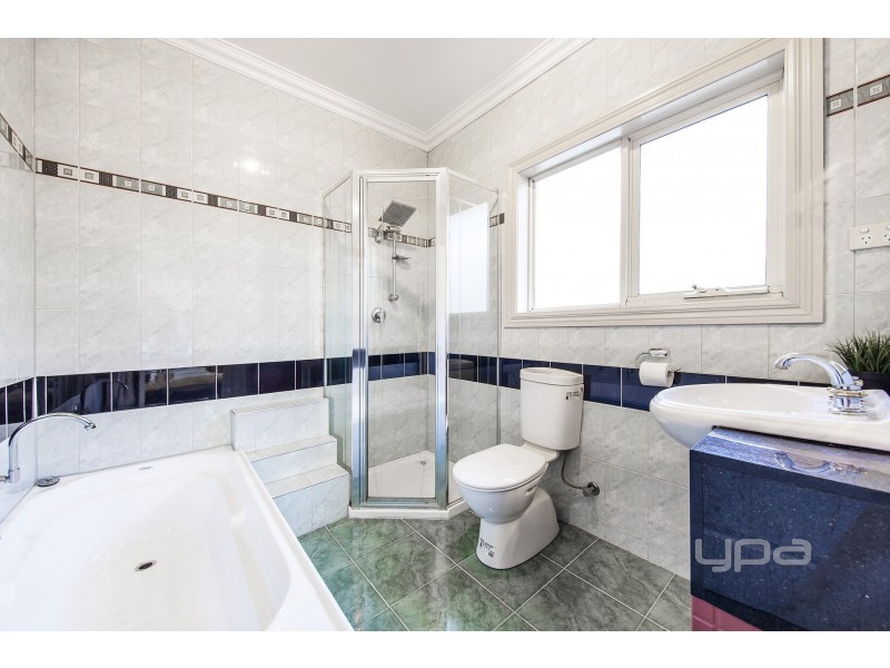 3  Calthorpe Green, Caroline Springs VIC 3023