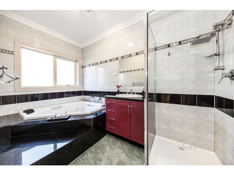 3  Calthorpe Green, Caroline Springs VIC 3023