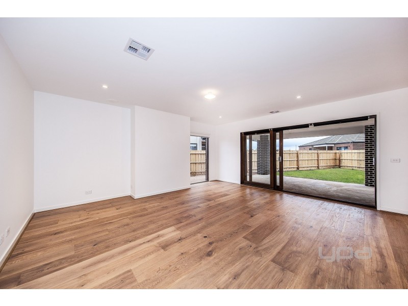 50 Gilderton Esplanade, Rockbank VIC 3335