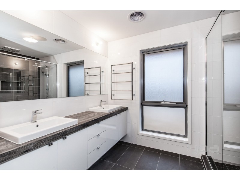 50 Gilderton Esplanade, Rockbank VIC 3335