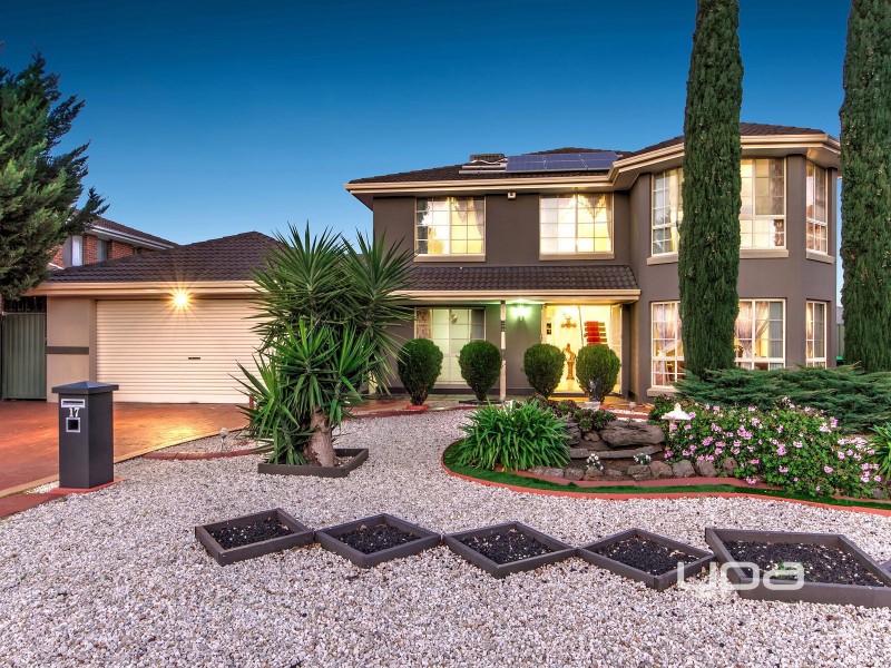 17 Daylesford Terrace, Caroline Springs VIC 3023