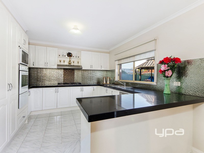 17 Daylesford Terrace, Caroline Springs VIC 3023