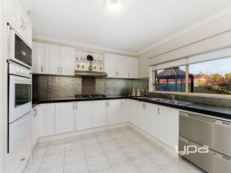 17 Daylesford Terrace, Caroline Springs VIC 3023