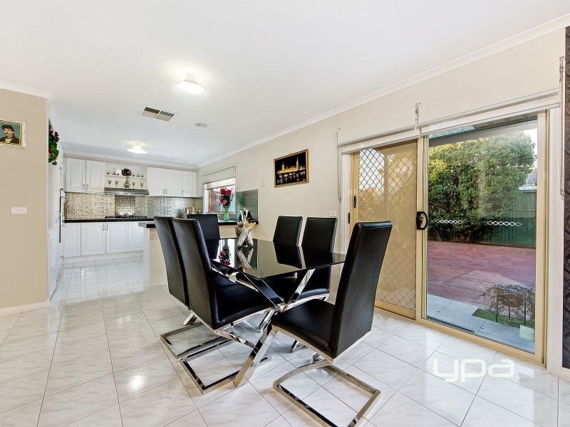 17 Daylesford Terrace, Caroline Springs VIC 3023
