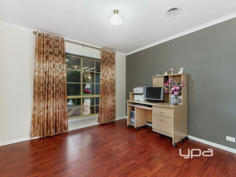 17 Daylesford Terrace, Caroline Springs VIC 3023