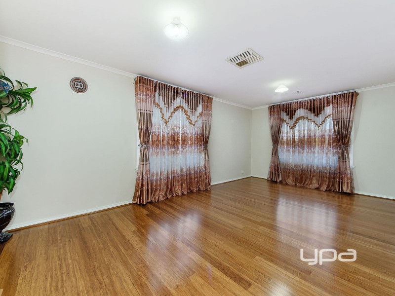 17 Daylesford Terrace, Caroline Springs VIC 3023