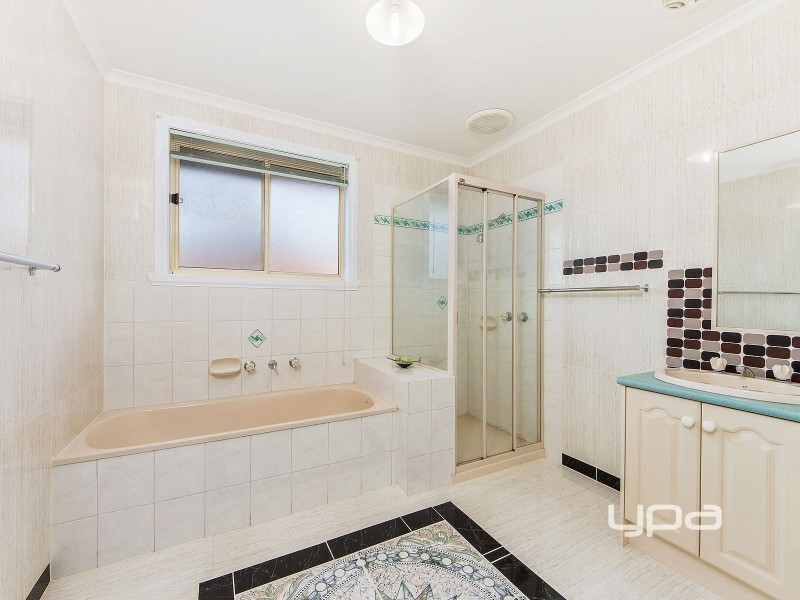 17 Daylesford Terrace, Caroline Springs VIC 3023