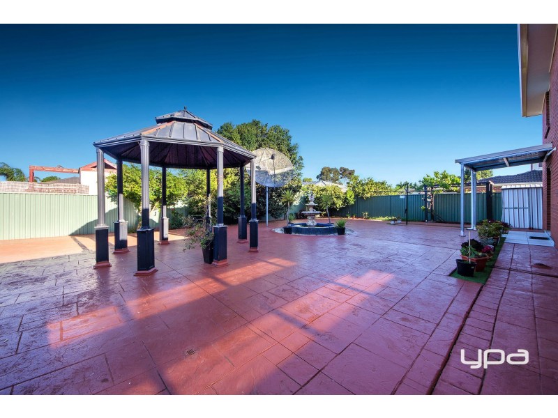 17 Daylesford Terrace, Caroline Springs VIC 3023