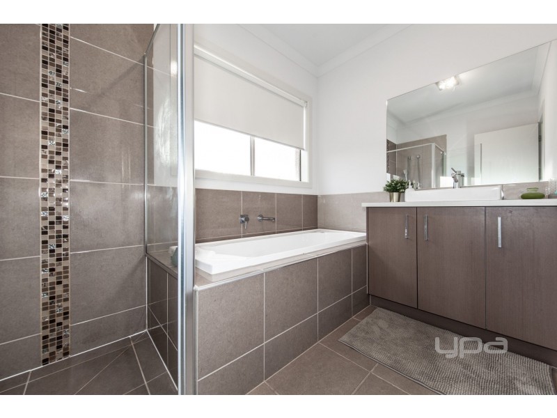 5 Royale Drive, Plumpton VIC 3335