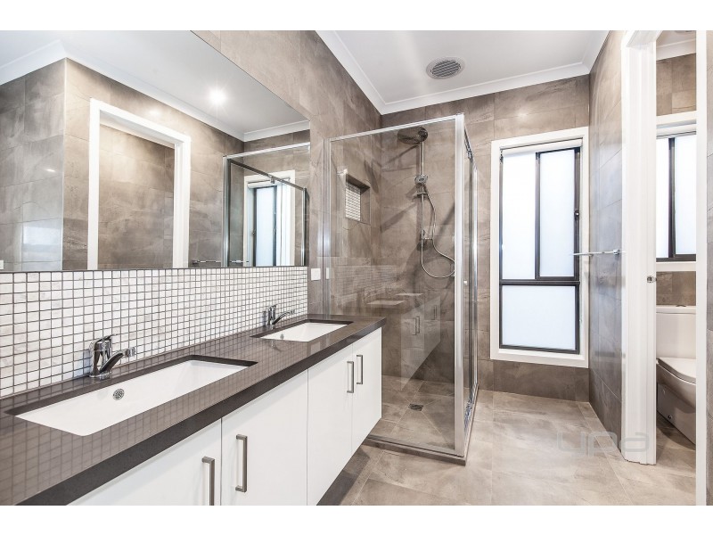 104 Hawking Crescent, Plumpton VIC 3335