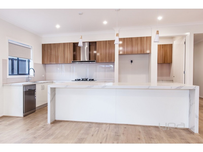 104 Hawking Crescent, Plumpton VIC 3335