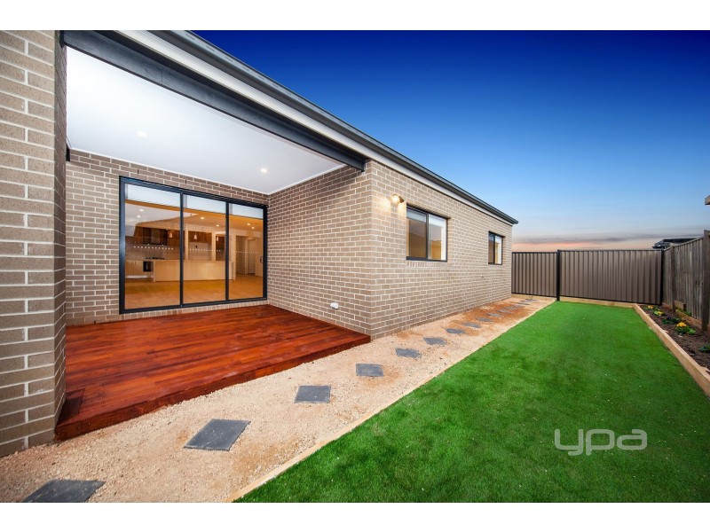 104 Hawking Crescent, Plumpton VIC 3335