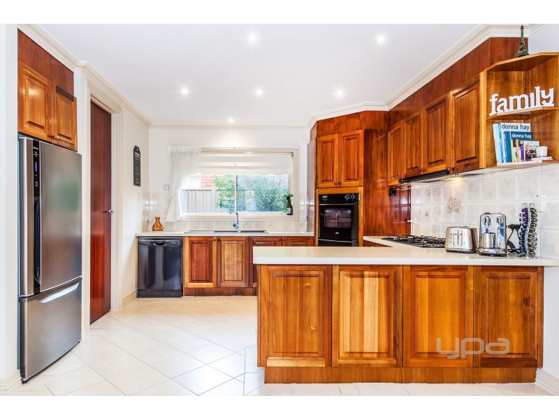 43 St Georges Avenue, Caroline Springs VIC 3023