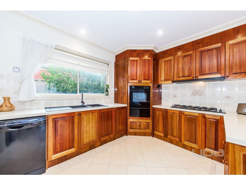 43 St Georges Avenue, Caroline Springs VIC 3023