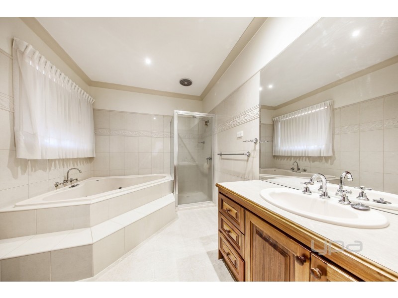 43 St Georges Avenue, Caroline Springs VIC 3023