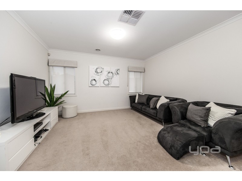 48 Rutherglen Way, Caroline Springs VIC 3023