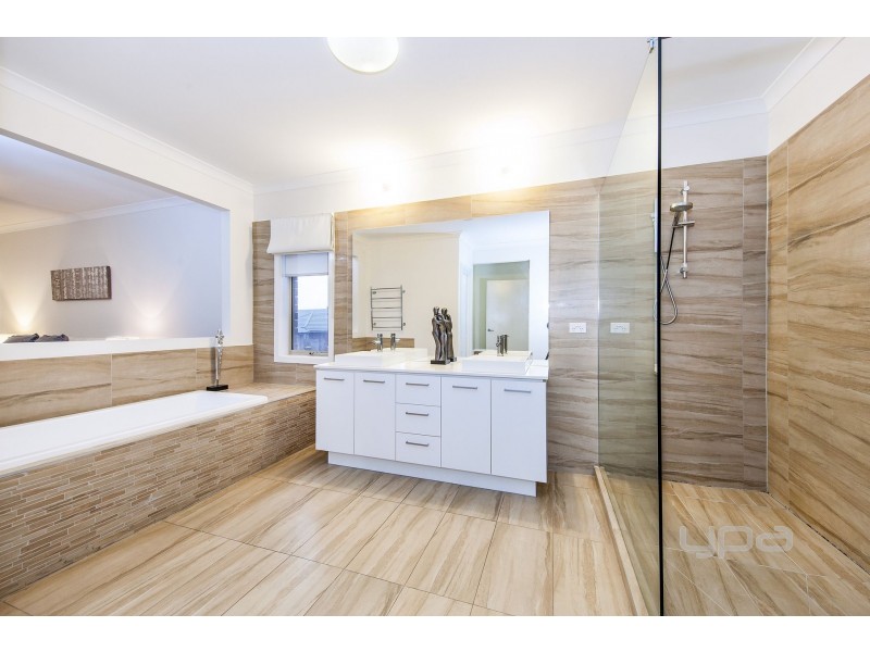 48 Rutherglen Way, Caroline Springs VIC 3023