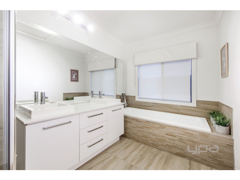 48 Rutherglen Way, Caroline Springs VIC 3023