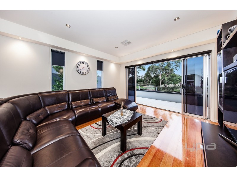 4 Fairbairn Way, Caroline Springs VIC 3023