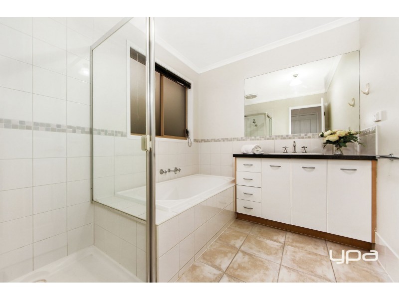 36 Heysen Parkway, Caroline Springs VIC 3023