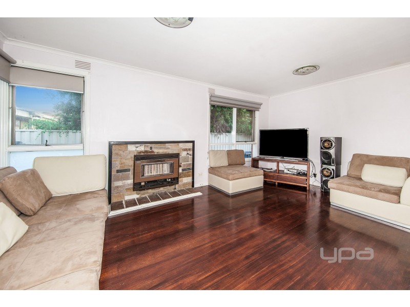 15 Douglas Avenue, St Albans VIC 3021