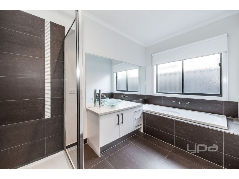 21 Streeton Avenue, Caroline Springs VIC 3023