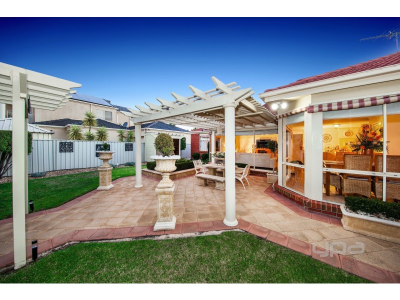 35 Victoria Way, Caroline Springs VIC 3023