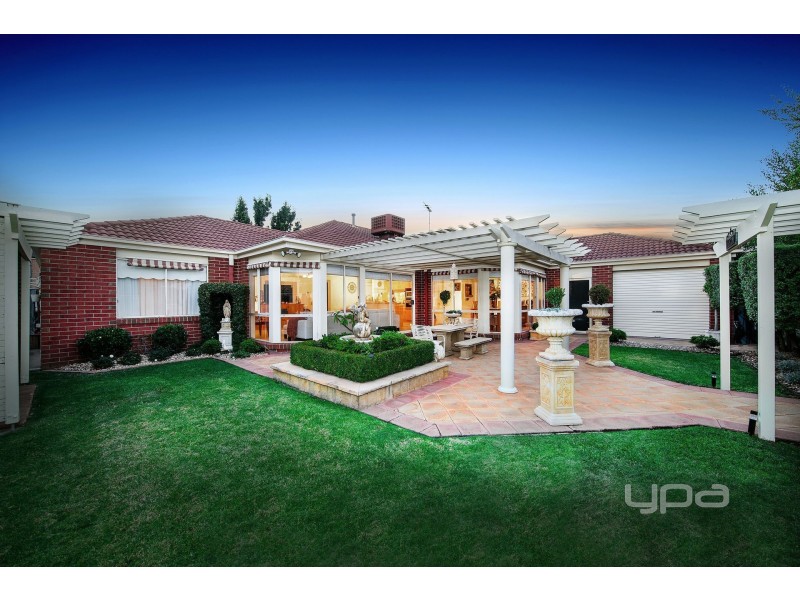 35 Victoria Way, Caroline Springs VIC 3023