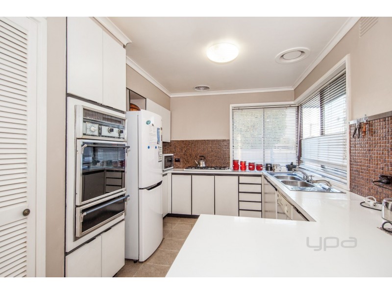 1 Meadowbank Court, Kings Park VIC 3021