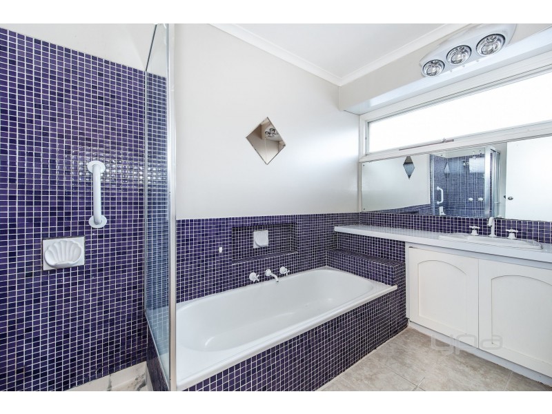 1 Meadowbank Court, Kings Park VIC 3021