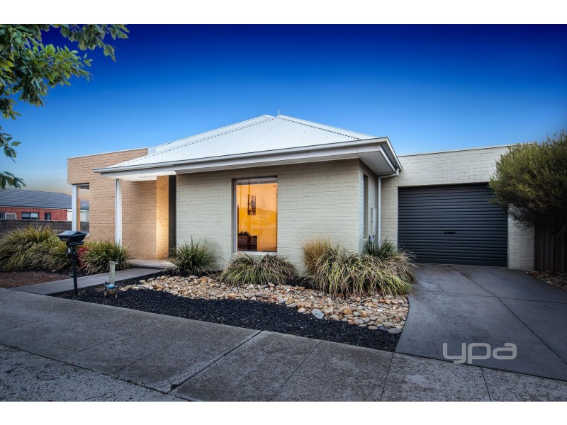 6 Oak Grove, Caroline Springs VIC 3023