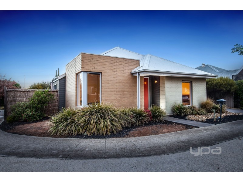 6 Oak Grove, Caroline Springs VIC 3023
