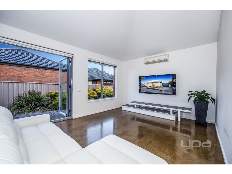 6 Oak Grove, Caroline Springs VIC 3023