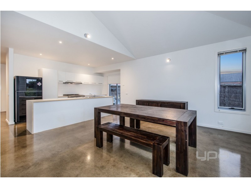 6 Oak Grove, Caroline Springs VIC 3023