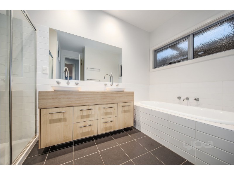 6 Oak Grove, Caroline Springs VIC 3023