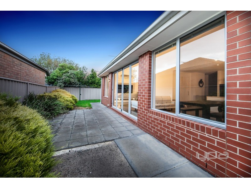 6 Oak Grove, Caroline Springs VIC 3023