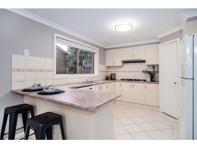 17 Glenbrook Gardens, Brookfield VIC 3338