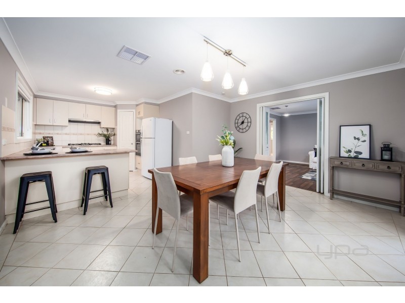 17 Glenbrook Gardens, Brookfield VIC 3338