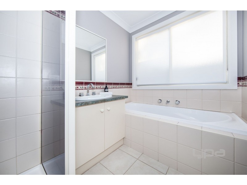 17 Glenbrook Gardens, Brookfield VIC 3338