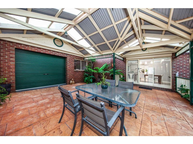 17 Glenbrook Gardens, Brookfield VIC 3338