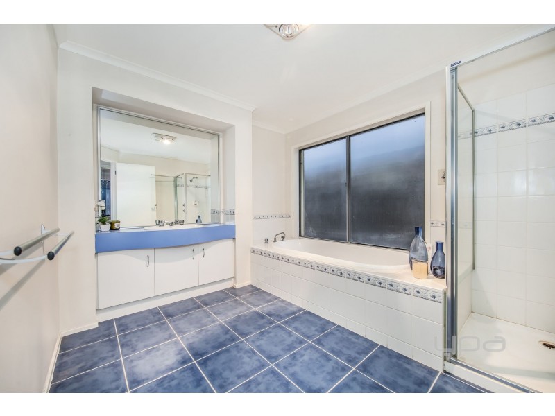 18 Tarcoola Drive, Burnside VIC 3023