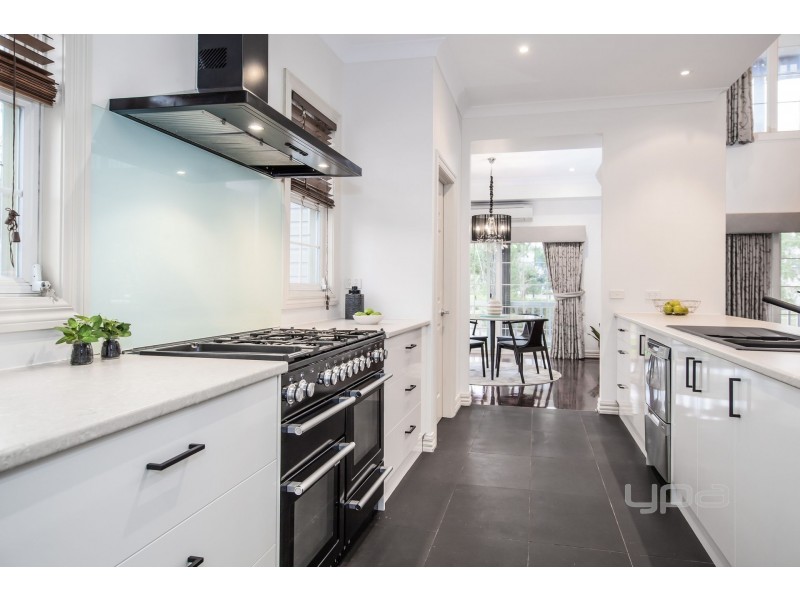 2 Toolondo Close, Caroline Springs VIC 3023