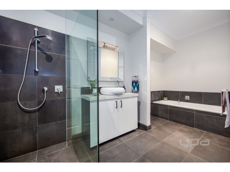 2 Toolondo Close, Caroline Springs VIC 3023