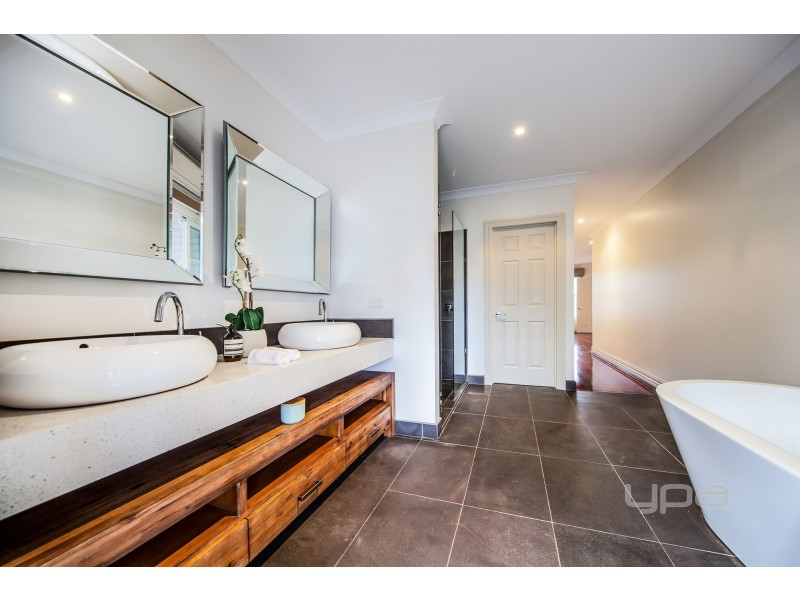 2 Toolondo Close, Caroline Springs VIC 3023