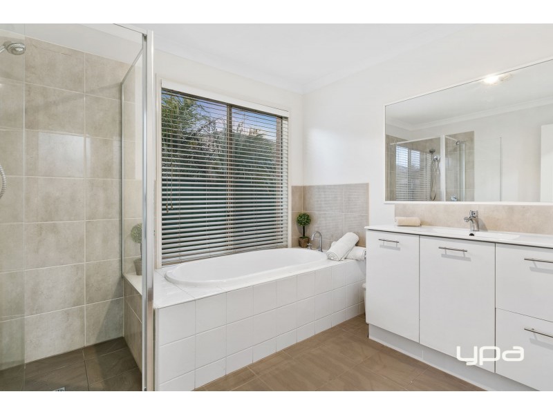 4 Riley Court, Burnside VIC 3023