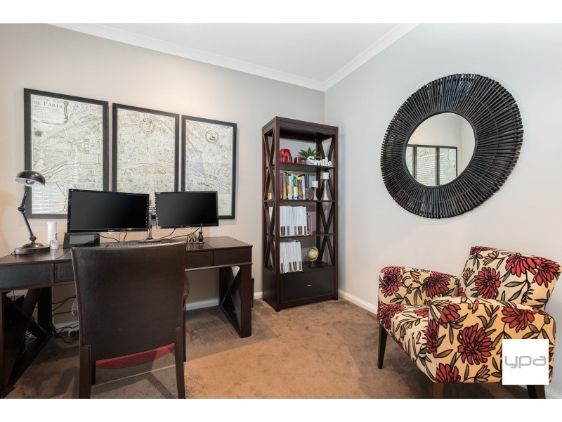 17 Beaconsfield Lane, Caroline Springs VIC 3023