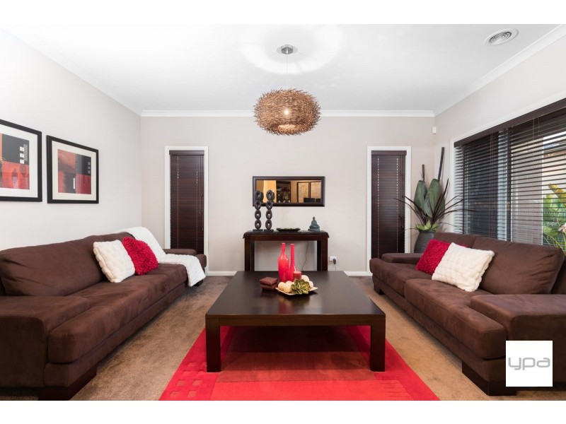 17 Beaconsfield Lane, Caroline Springs VIC 3023