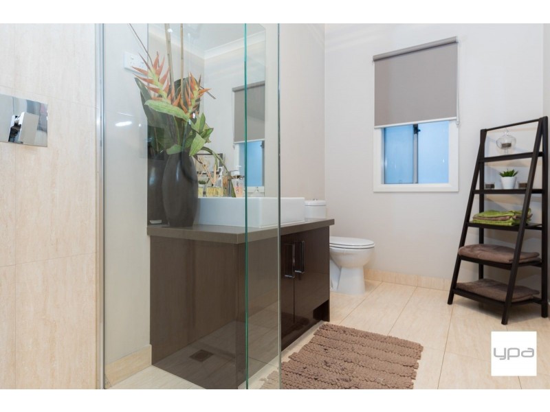 17 Beaconsfield Lane, Caroline Springs VIC 3023