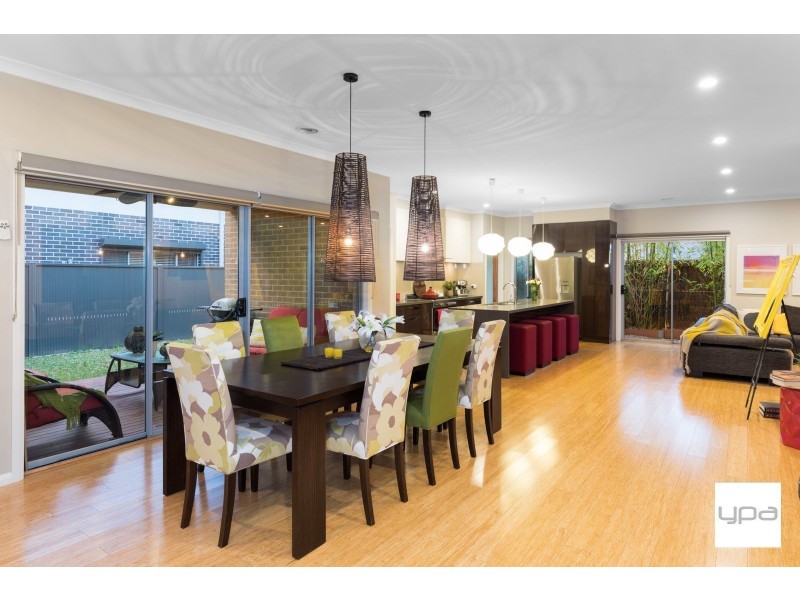 17 Beaconsfield Lane, Caroline Springs VIC 3023