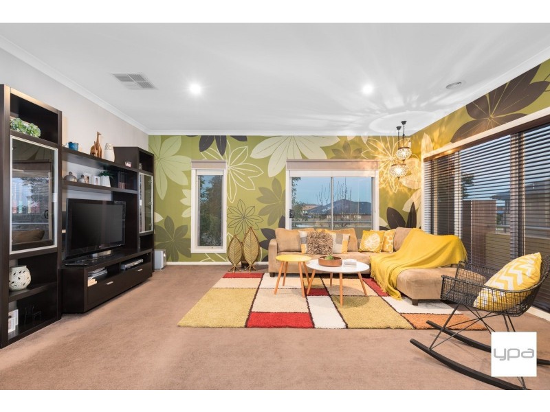 17 Beaconsfield Lane, Caroline Springs VIC 3023